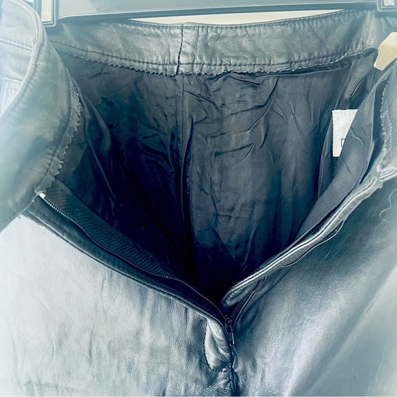 Vintage Black Leather High Rise Pants Denim Style Size 8
Made in Canada - Picture 9 of 9